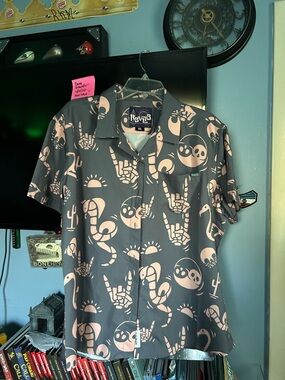 RSVLTS women’s 2x  Shirt “ snakes, skulls, and sunsets”